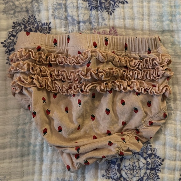 Hanna Anderson bamboo ruffle butt, cute little diaper cover w/ strawberries 🍓 - Picture 2 of 4